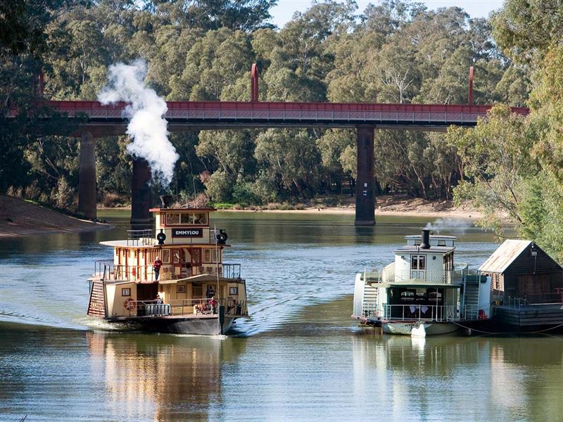 PS Emmylou coming in to Echuca Wharf, The Murray, Victoria, Australia